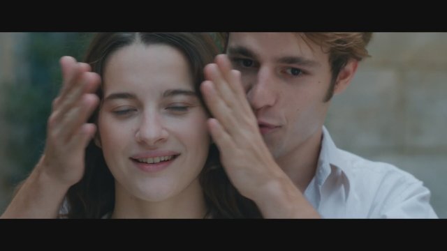 Une jeune fille qui va bien (2021) Fragman