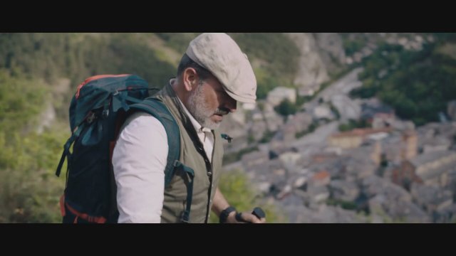 Sur les chemins noirs (2023) Fragman