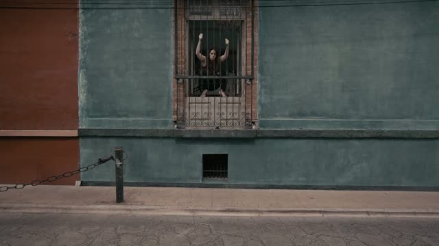 Çıldırmanın Eşiğinde (2025) Fragman