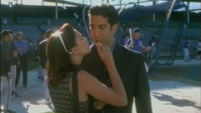 Kissing A Fool Fragmanı