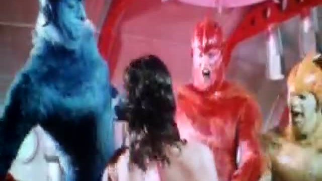 Earth Girls Are Easy Fragmanı