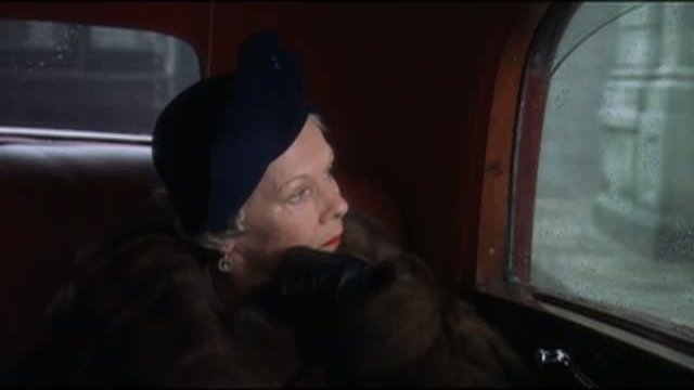 Mrs Henderson Presents Fragmanı