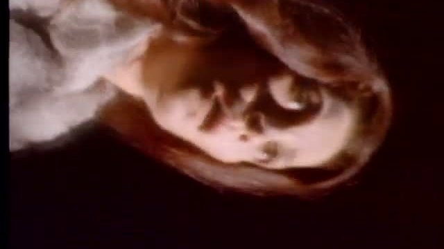 Una lucertola con la pelle di donna Fragmanı