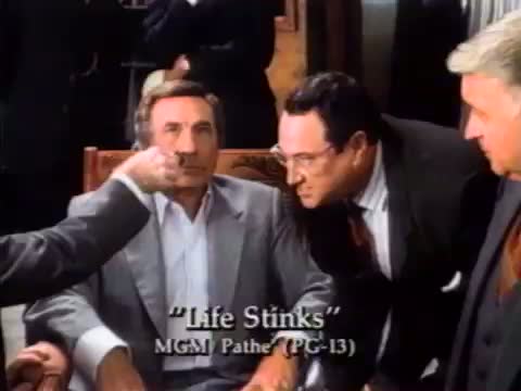 Life Stinks Fragmanı