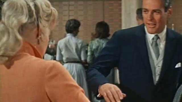 40 Pounds Of Trouble Fragmanı