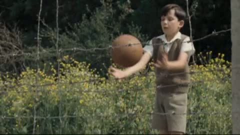 Çizgili Pijamalı Çocuk - Top Sahnesi