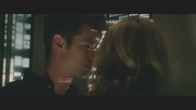 İnanılmaz Örümcek Adam 2 - Peter ve Gwen Öpüşme Sahnesi