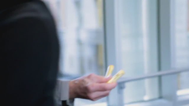 Burt's Buzz (2013) fragmanı