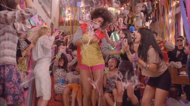 Last Friday Night Fragman