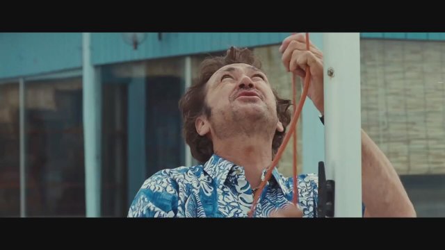 Tutti Al Mare Fragman