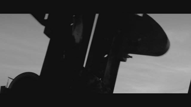 A Girl Walks Home Alone at Night (2014) fragmanı